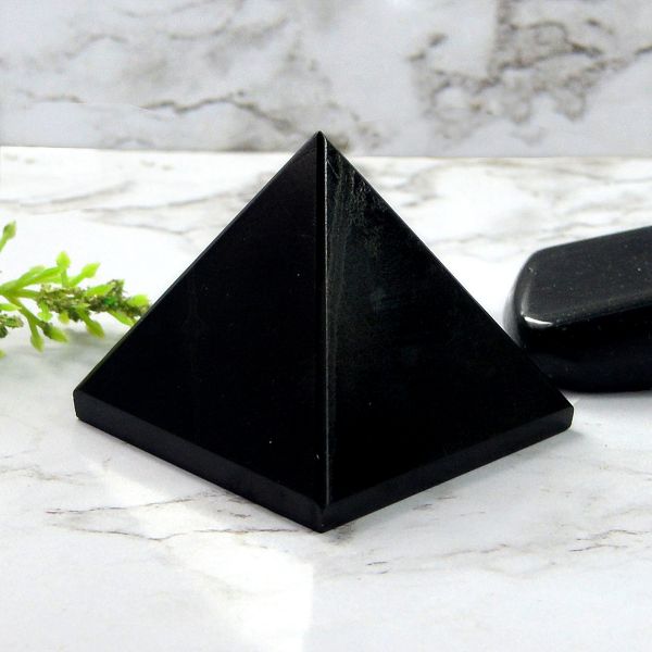 Natural Black Agate Pyramid 20-25 mm