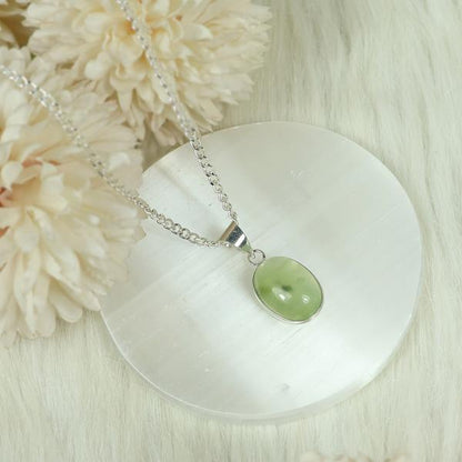 Natural Epidot Oval Shape Pendant Locket with Metal Chain for Unisex