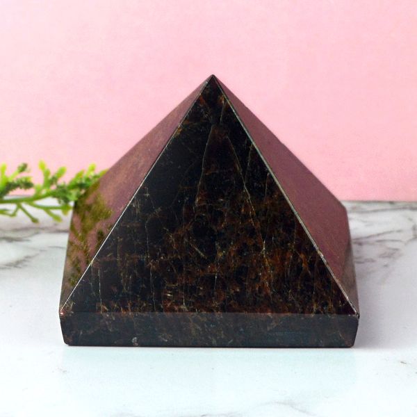 Garnet Pyramid 50-55 mm