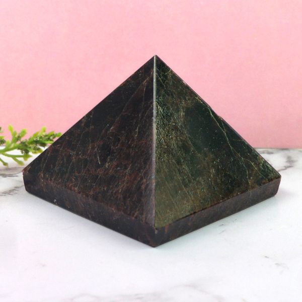 Garnet Pyramid 50-55 mm