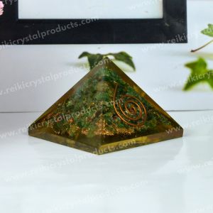 Green Aventurine Orgone / Orgonite Pyramid 50 mm